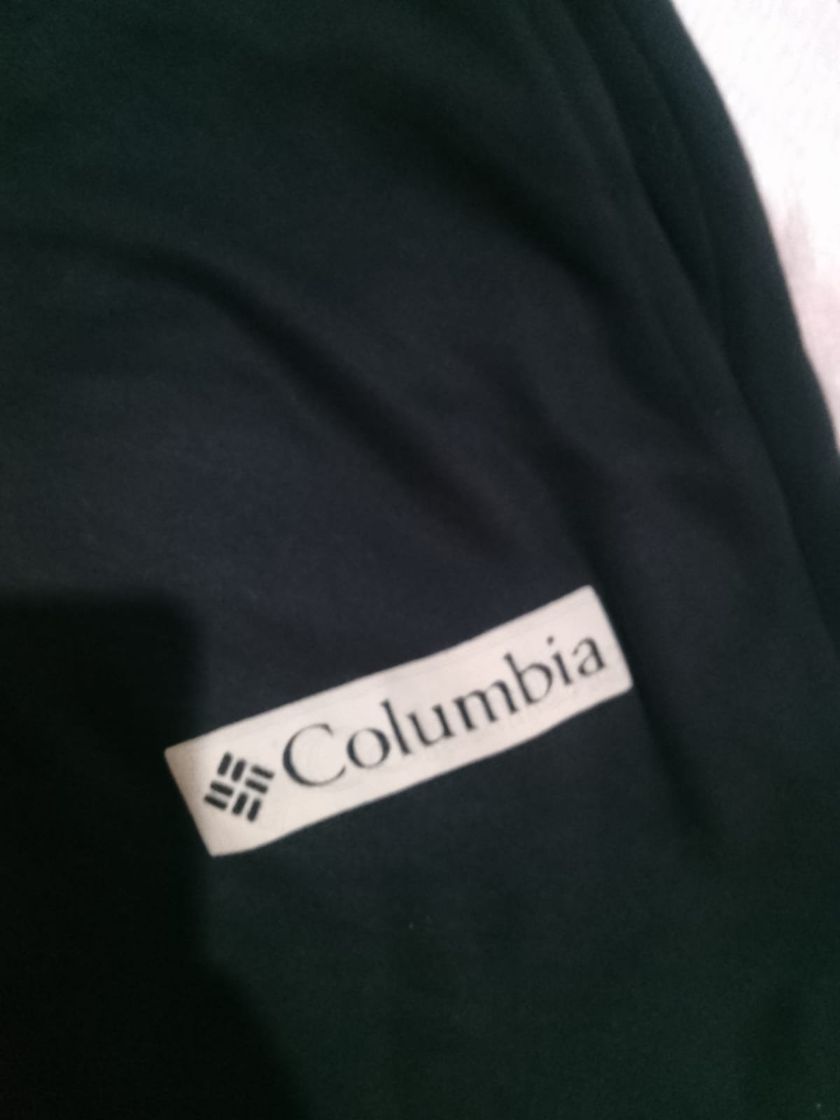 COLUMBIA MEN SOFT FLEECE ELASTIC WAISTBAND JOGGING PANTS — Logo detail