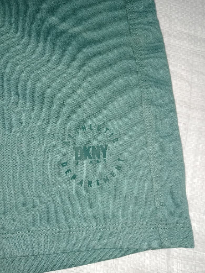 DKNY BOYS CLASSIC FRENCH TERRY ELASTIC WAISTBAND SHORTS — Logo detail
