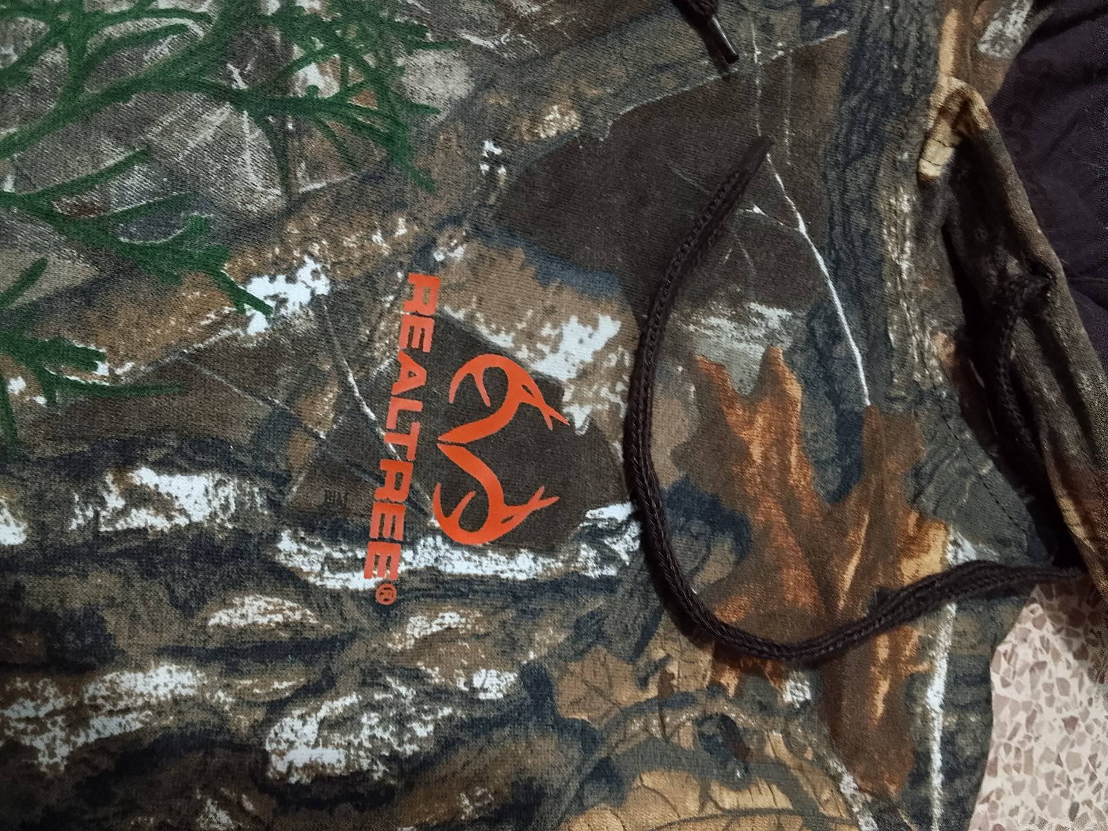 REAL TREE / KINGS / MOSSY OAK LABEL FREE MEN SOFT HEAVY FLEECE RIBBED HEM CUFF JUNGLE PRINTED HOODIES — Logo detail