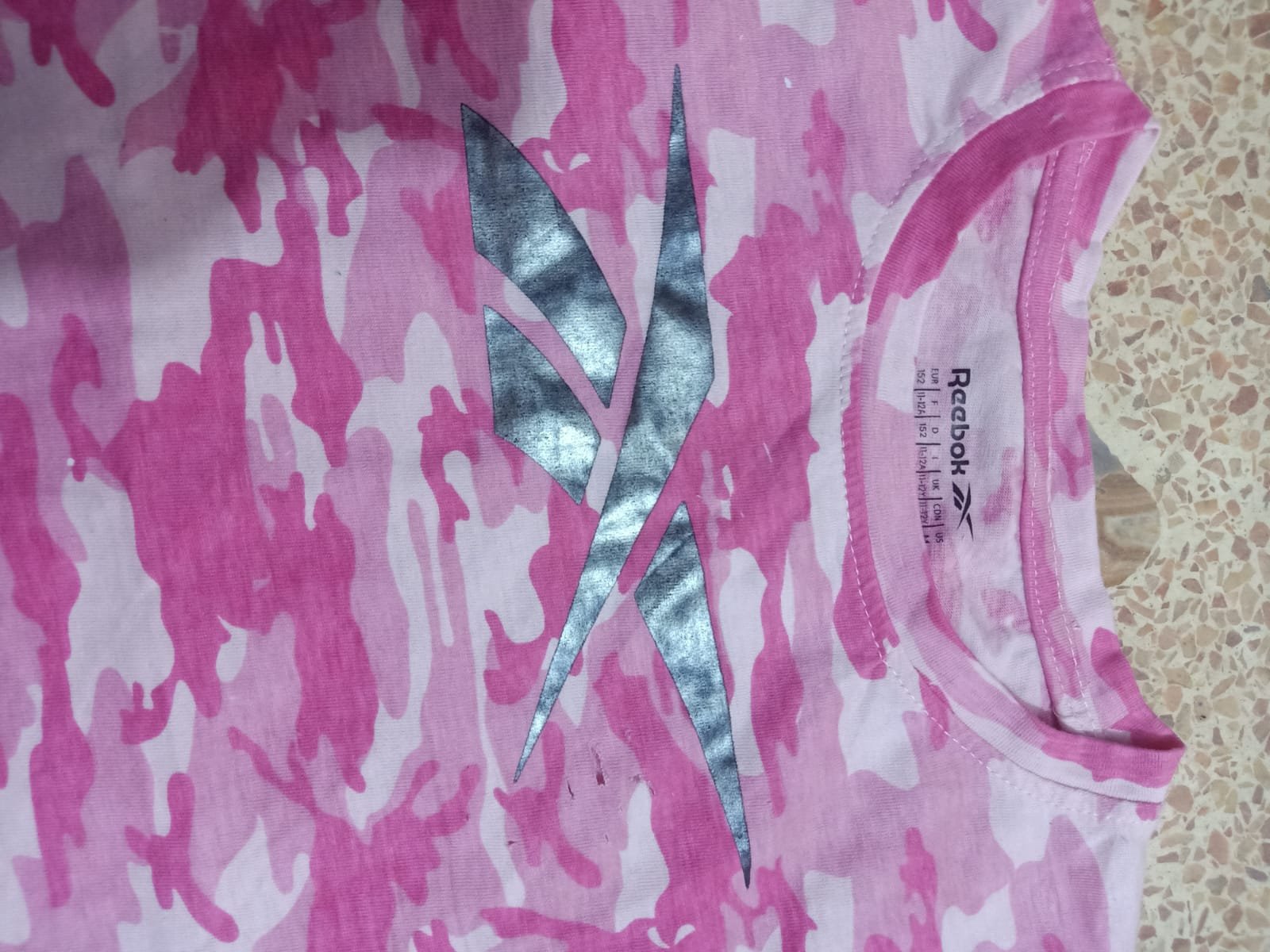 REEBOK GIRLS SOFT AND BREATHABLE JERSEY FEATURES ICONIC REEBOK T-SHIRTS — Brand label