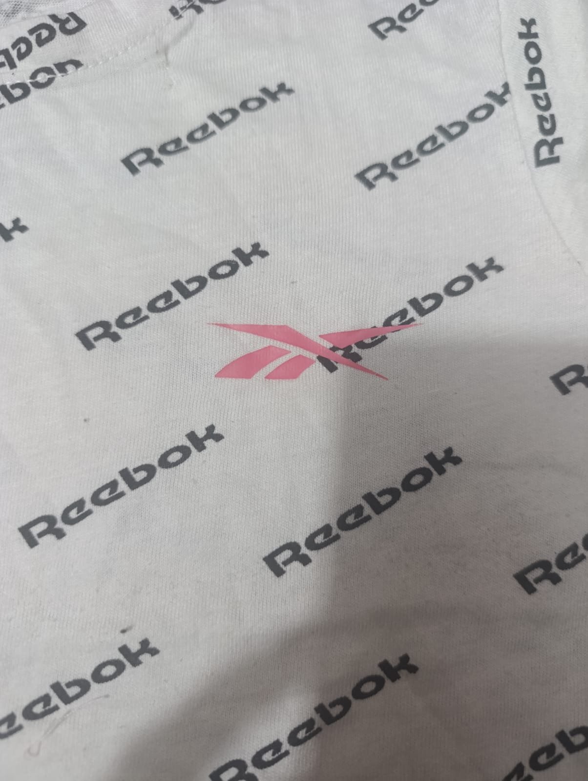 REEBOK GIRLS SOFT AND BREATHABLE JERSEY FEATURES ICONIC REEBOK T-SHIRTS — Print detail