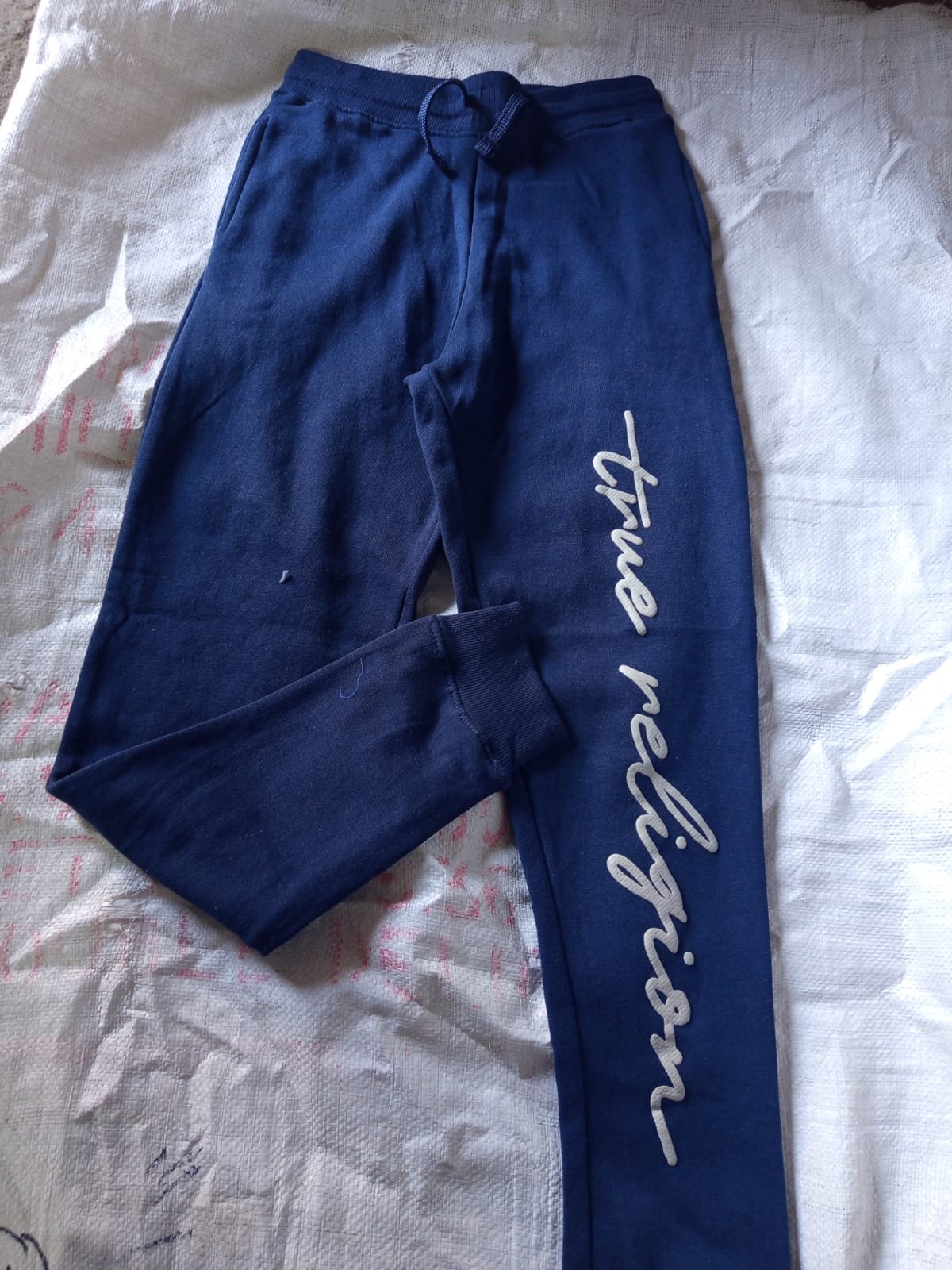 TRUE RELIGION KIDS BOYS SOFT FLEECE ELASTIC WAISTBAND PRINTED JOGGING PANTS — Print detail